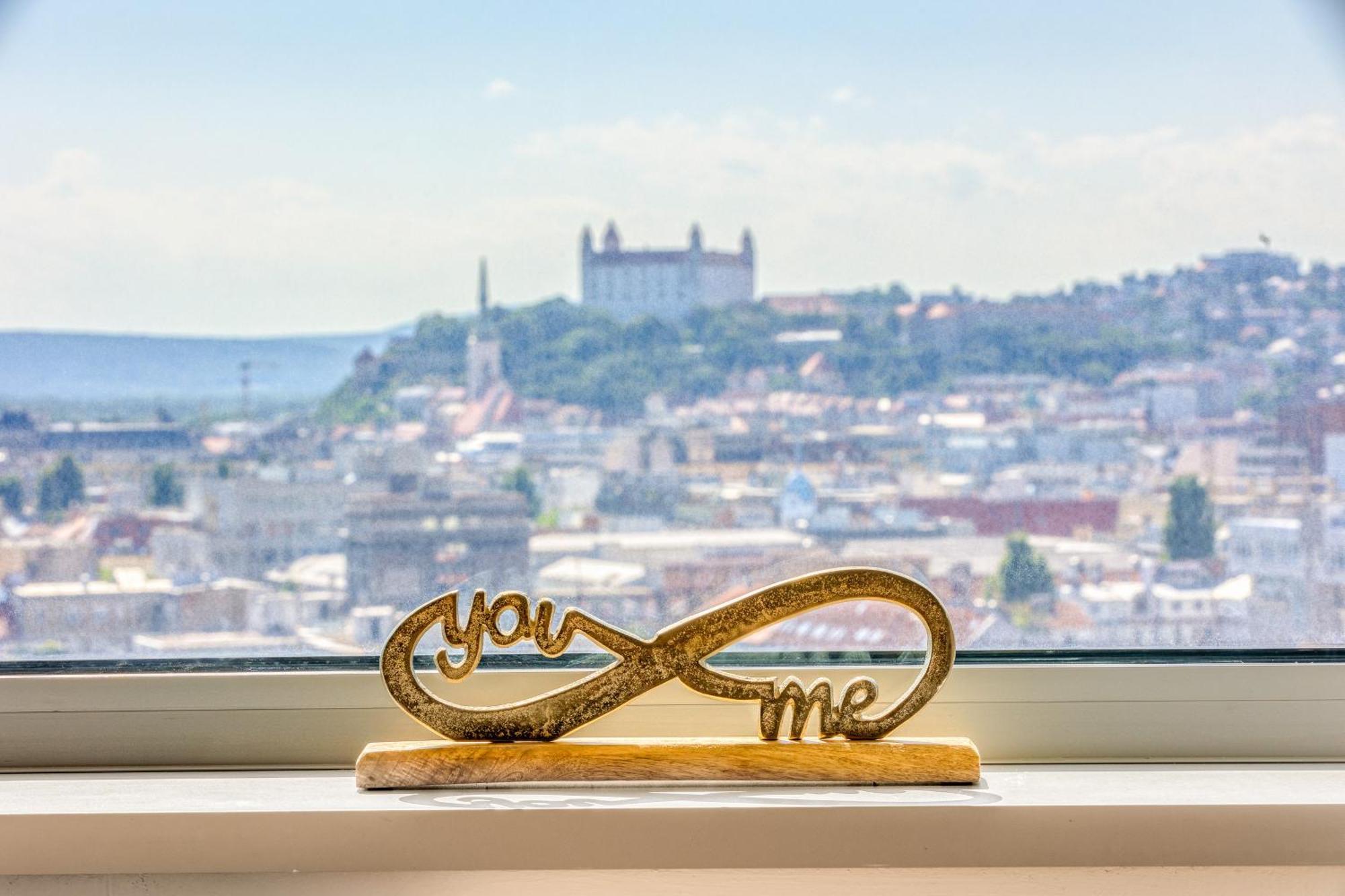 Sky Park 1 - Luxurious #Instaworthy Apartment In Downtown City Center With Included Parking, Best Address In Town Pozsony Kültér fotó