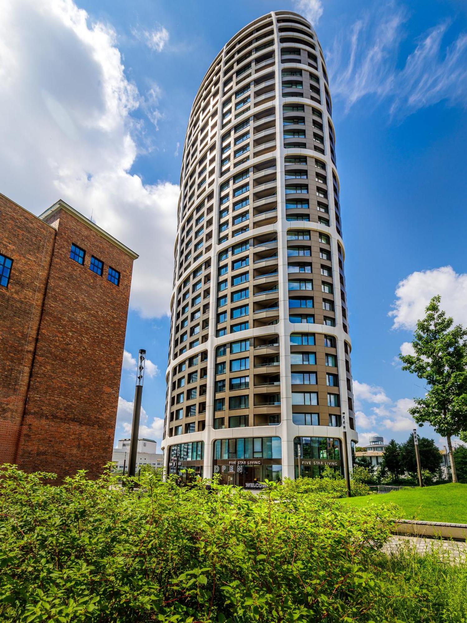 Sky Park 1 - Luxurious #Instaworthy Apartment In Downtown City Center With Included Parking, Best Address In Town Pozsony Kültér fotó